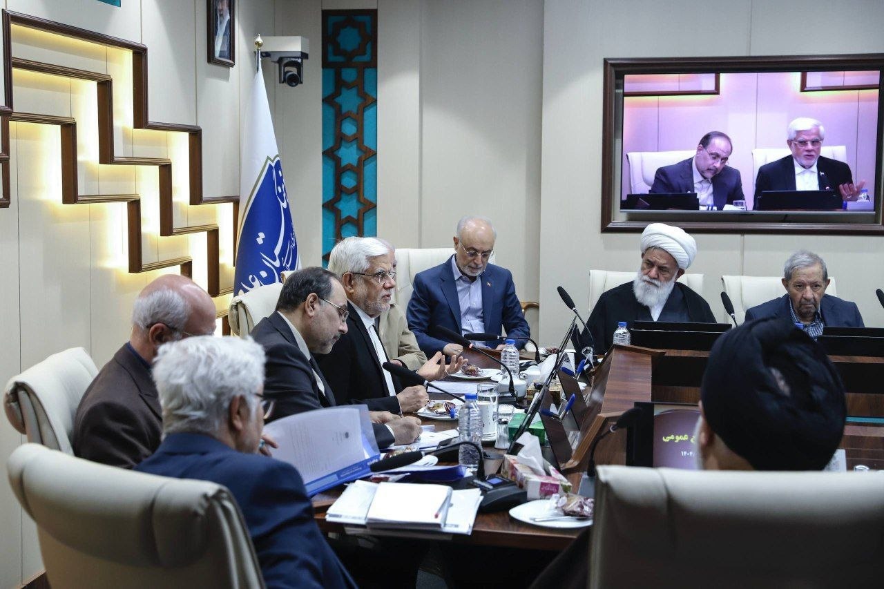 عارف: دولت حق ندارد در امور دانشگاه‌ها دخالت کند