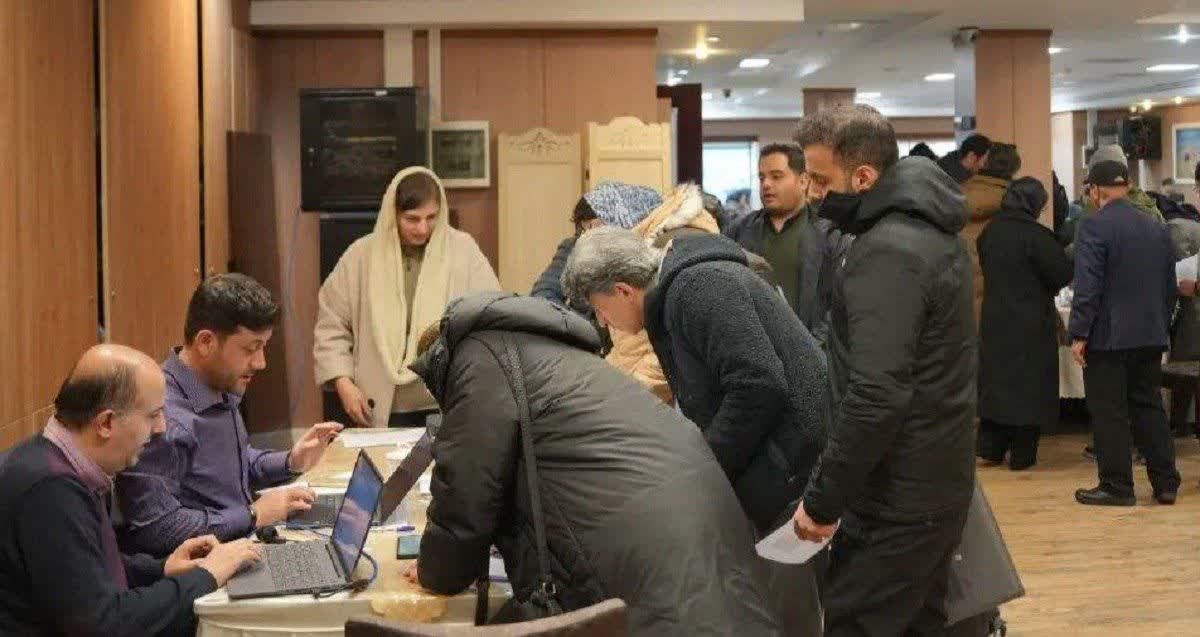 باز خیلی عجیب ولی واقعی: ازدحام تجار برای استفاده نیم ساعته از اینترنت