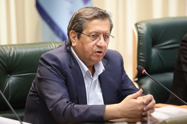 همتی: با کنترل نقدینگی و اختیارات قانونی، بازار ارز مدیریت می‌شود